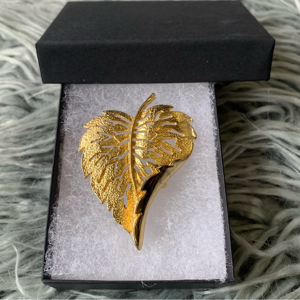 Vintage Gold Tone Leaf Brooch Pin